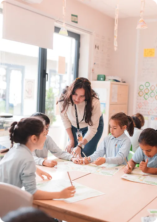 Aula amb alumnes i professora